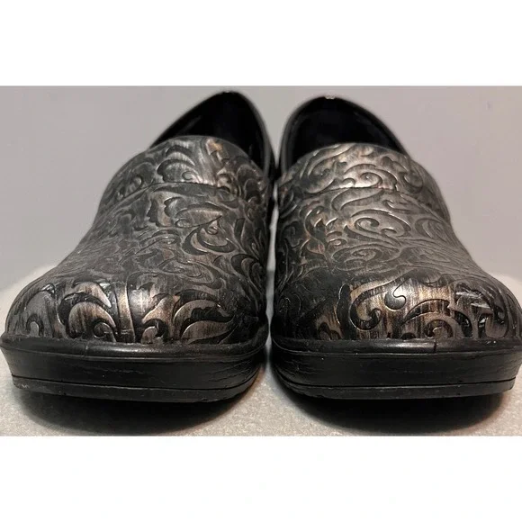 Easy Works by Easy Street Womens Slip Resistant Clogs Embossed Scroll 9M Black - Picture 2 of 9